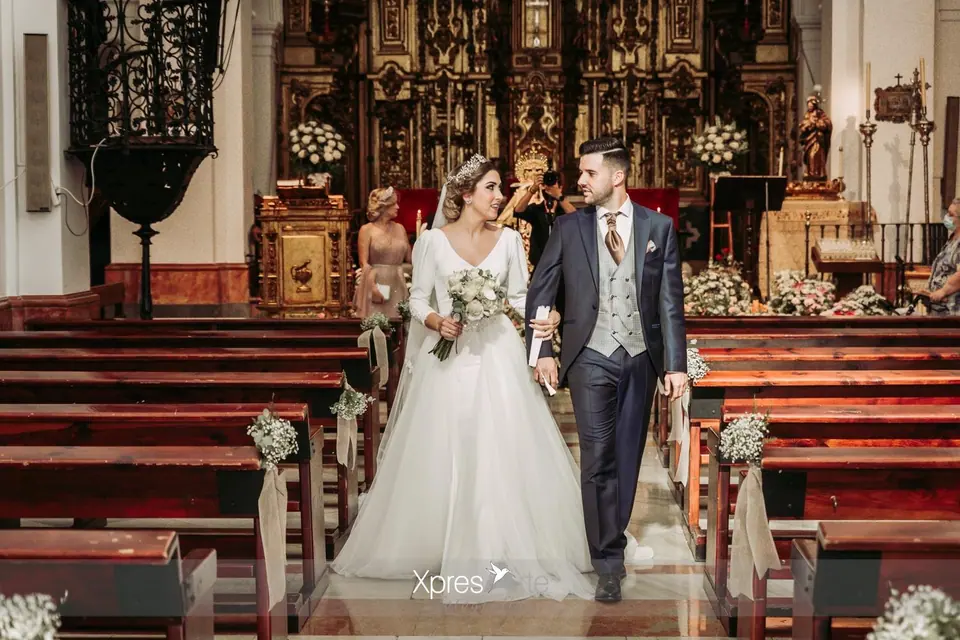 Los novios salen de la iglesia recién casados entre aplausos de los invitados
