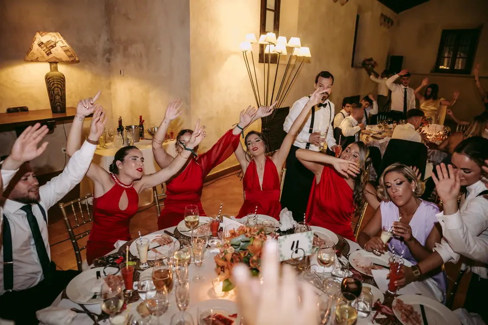 Invitados celebrando alrededor de la mesa del banquete