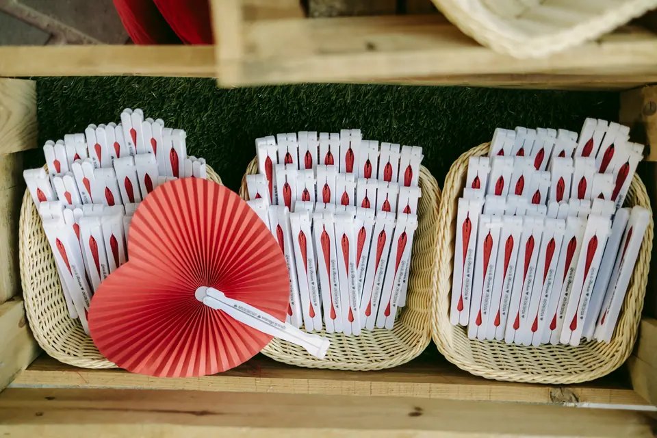 Abanicos rojos preparados como detalle para los invitados