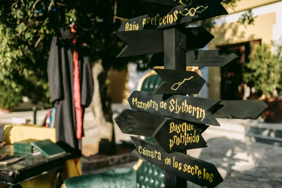 Carteles de madera señalizando los espacios de una boda temática