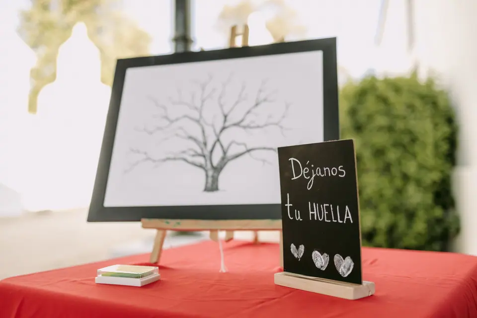 Árbol de huellas con el cartel «Déjanos tu huella» como libro de firmas