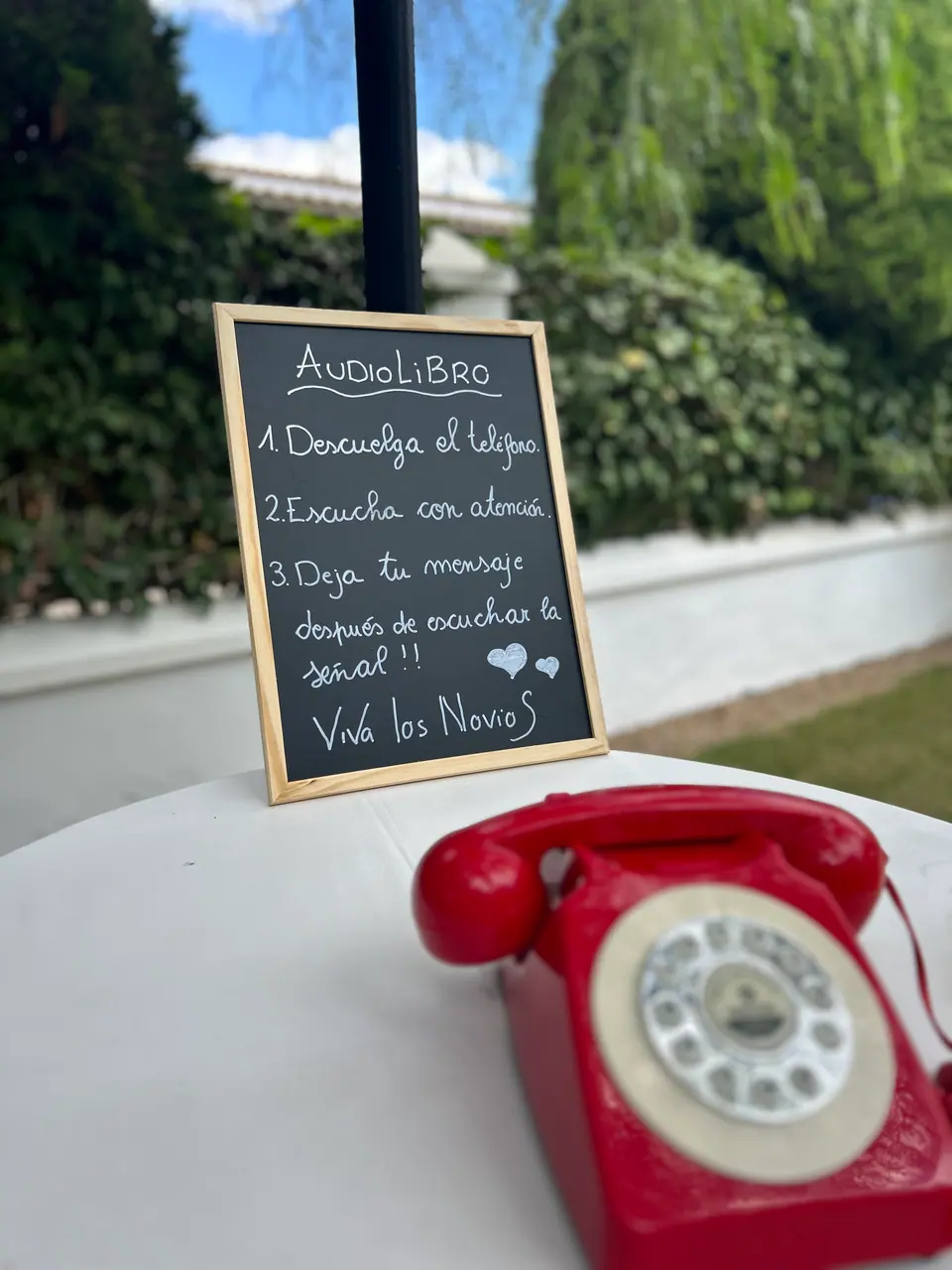 Teléfono rojo de audiolibro de firmas con pizarra de instrucciones