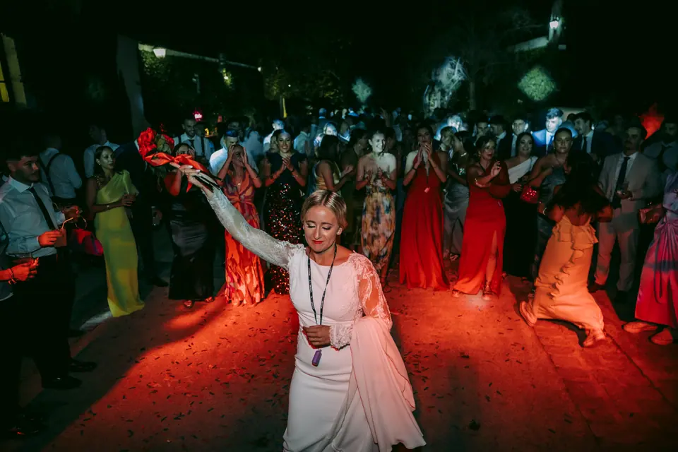 La novia baila en la pista rodeada de invitados